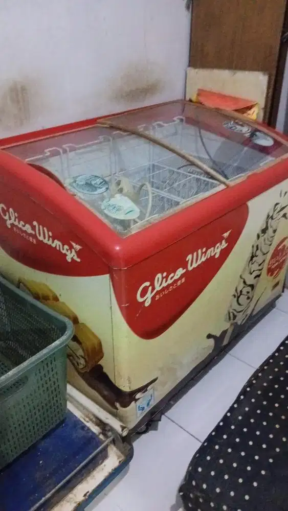 Freezer Es krim atau batu es