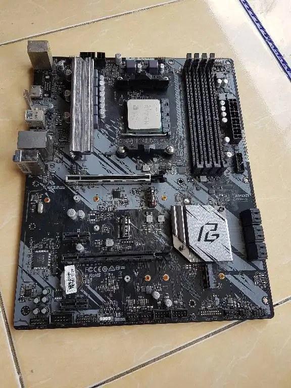 Sepaket AMD AM4 Ryzen 3 3100 | ASRock B550 Phantom Gaming 4