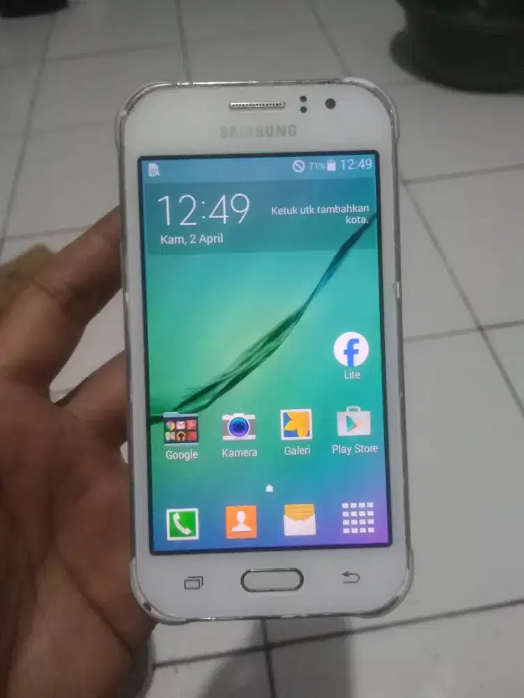 Samsung galaxy J1 ace layar 4.5 in