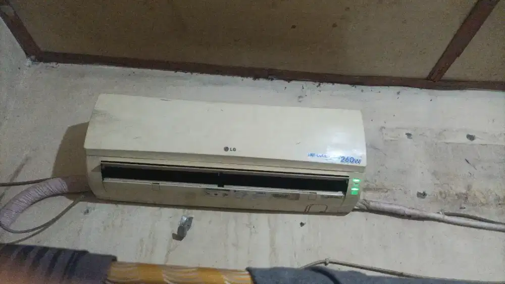 AC merek LG 1/2 PK  remot ada tapi layar nya mati tapi masih fungsi