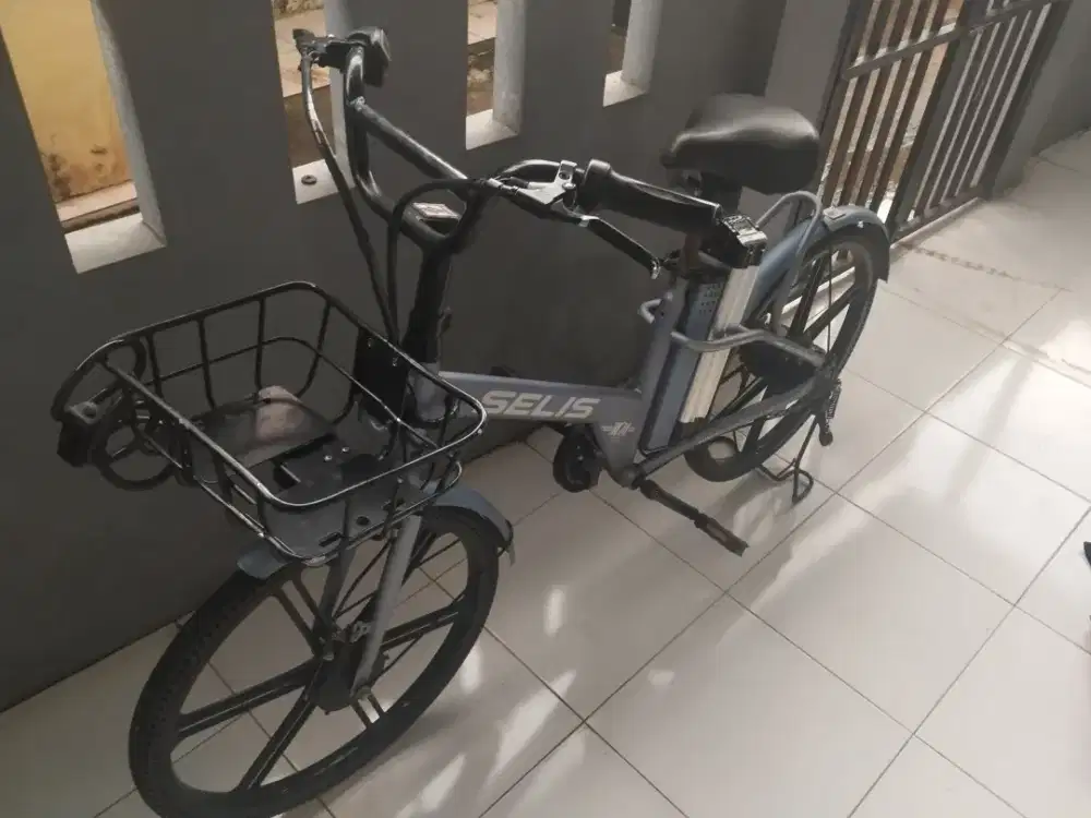 Sepeda listrik selis warna biru batre lithium