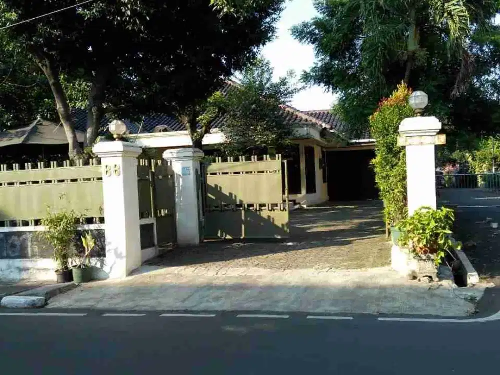 Rumah sewa lahan luas, lokasi strategis cocok untuk bisnis gudang/kantor, di Pasar Minggu Jakarta Selatan.