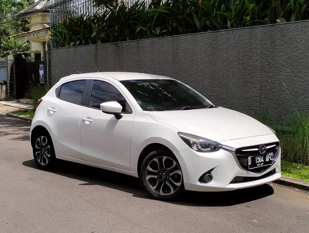 mazda 2 R skyactiv at matic 2016 putih mulus bandung