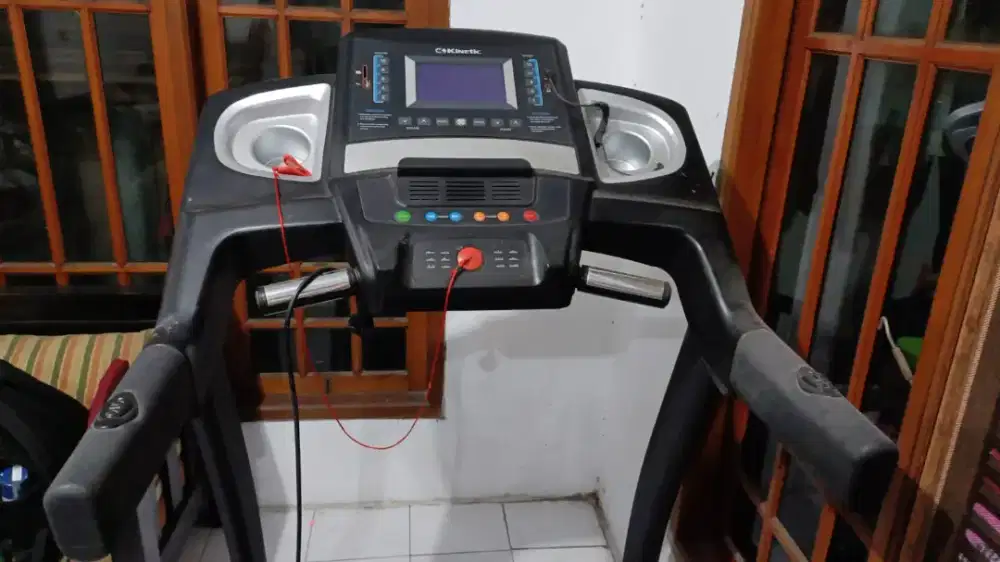 Treadmill motorized 99P merek KINETIC  max user weight  135 kg