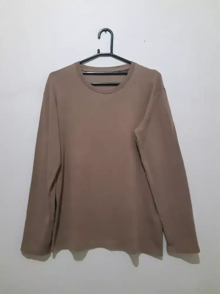 LONG SLEEVE UNIQLO/KAOS LENGAN PANJANG SIZE L WARNA COKELAT
