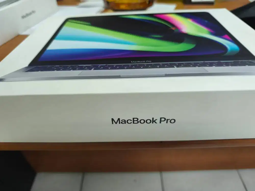 MacBook Pro 13,3, M2 8 GB hard disc 500 GB Tahun2022