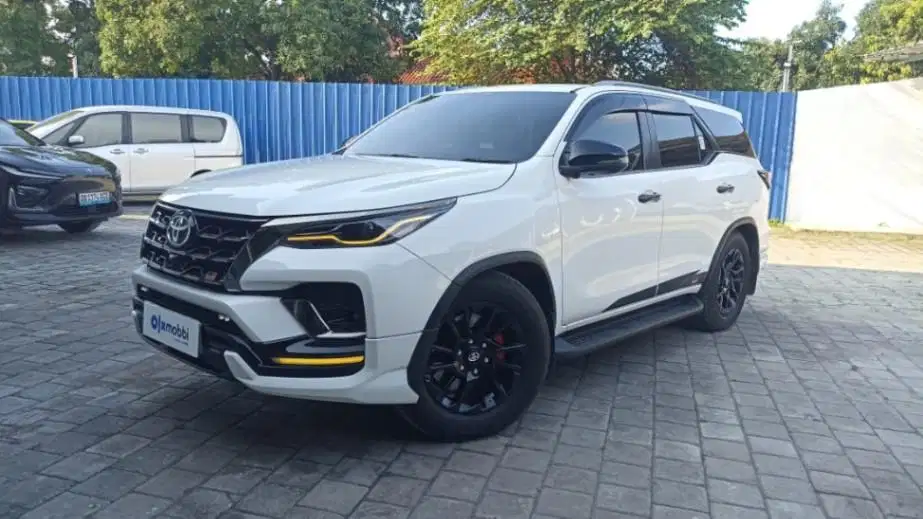 Low Kilometer - Fortuner 2.8 4x2 GR Sport DSL Solar-AT 2024