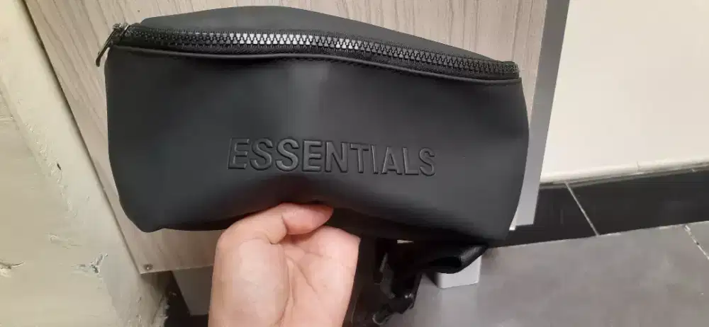 JUAL WAISTBAG ESSENTIALS FEAR OF GOD BEKAS