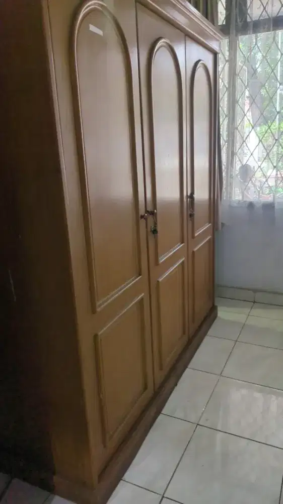 Lemari kayu istimewa