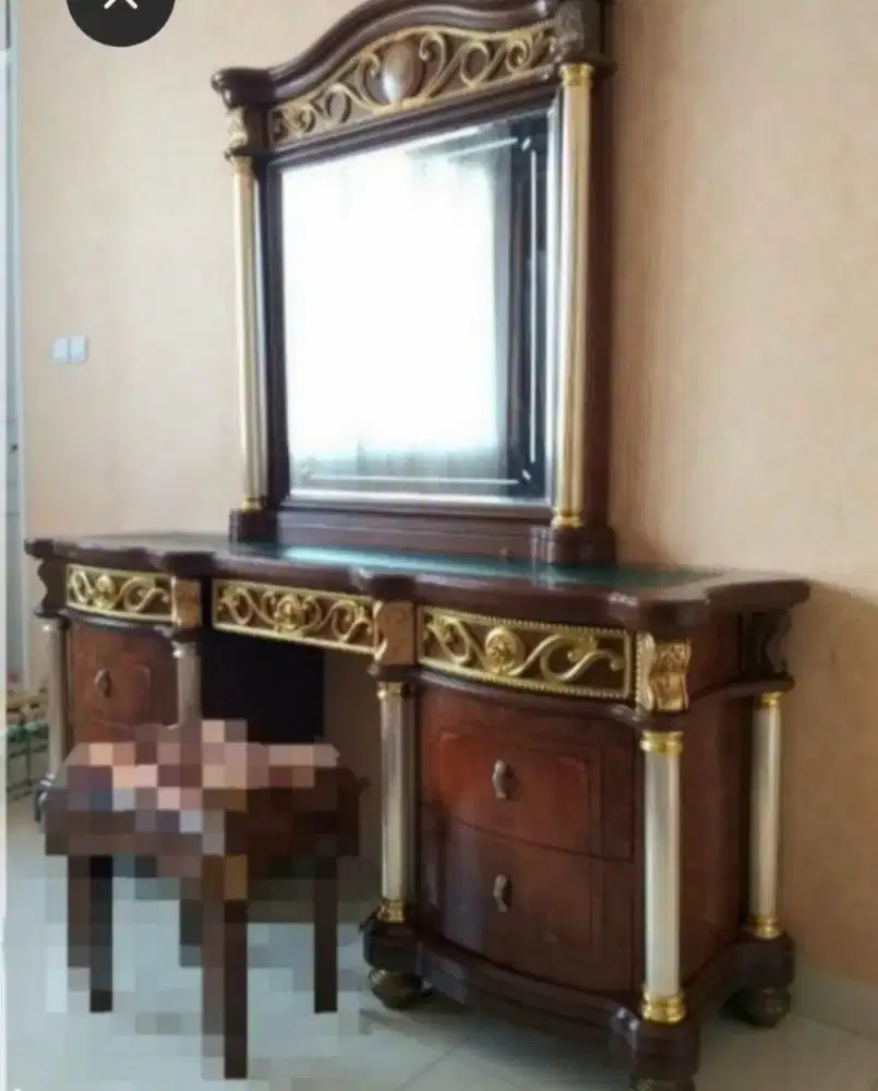 Meja rias besar mewah