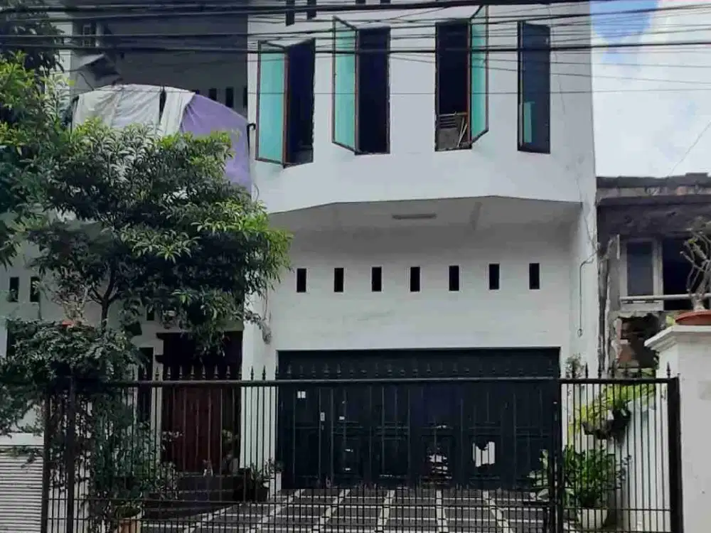 Dijual cepat rumah bagus full furnish Di jatinegara timur