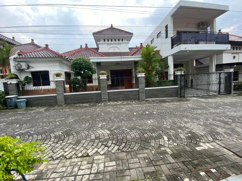 Rumah mewah one gate dalam Ringroad di Maguwoharjo, Sleman Dekat Pakuwon Mall,AMPLAZ dan UPN