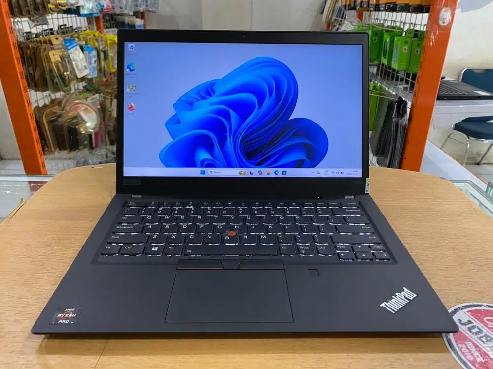 Lenovo ThinkPad T495S Amd Ryzen 7 Pro Ram 16GB SSD 256GB VGA 2GB Slim
