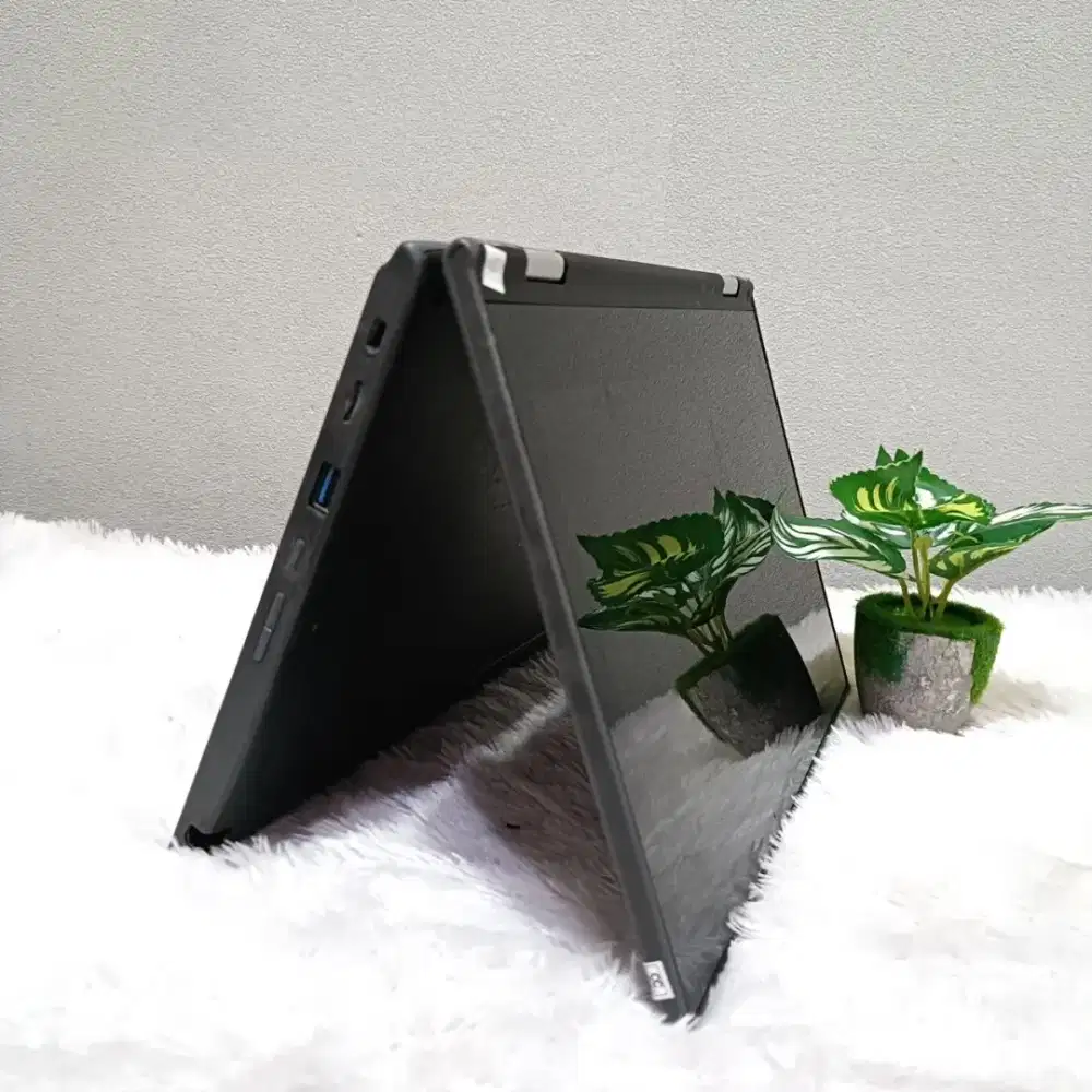 LENOVO 300E INTEL PENTIUM SILVER N5000 RAM 4GB SSD 128GB LAYAR 12.0