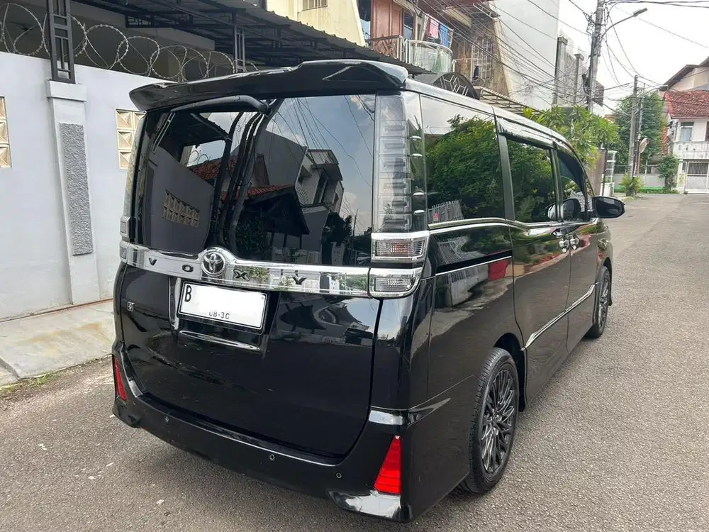 Toyota Voxy AT 2.0 Th 2021 HITAM