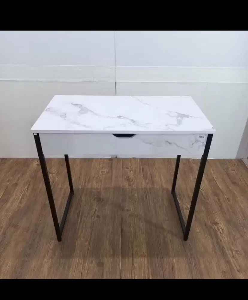 Meja dan gantungan baju