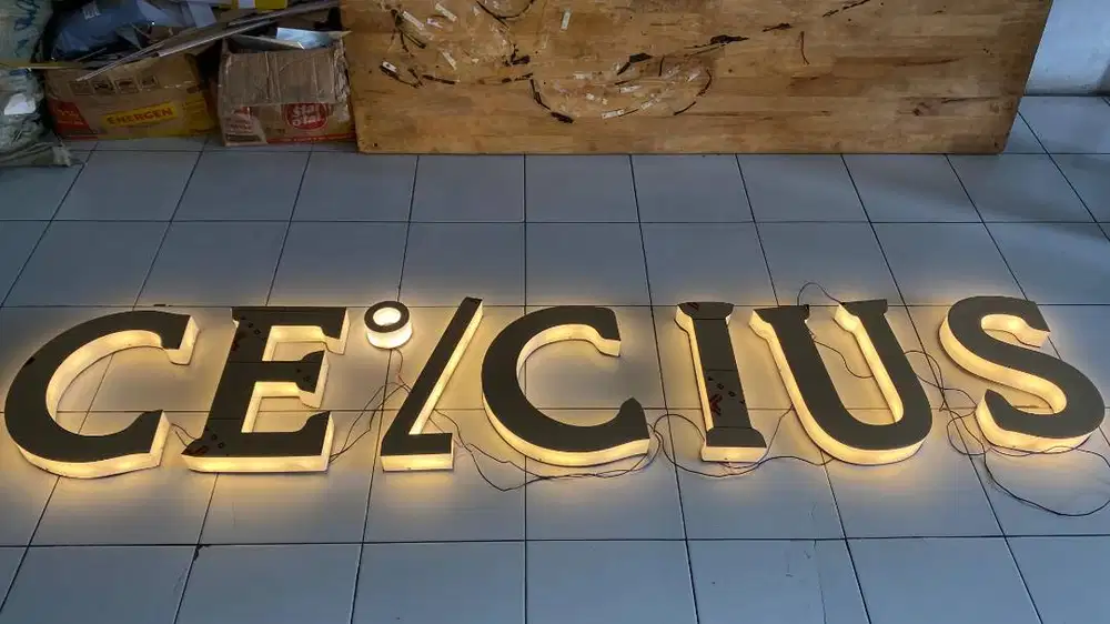 Huruf timbul akrilik lampu