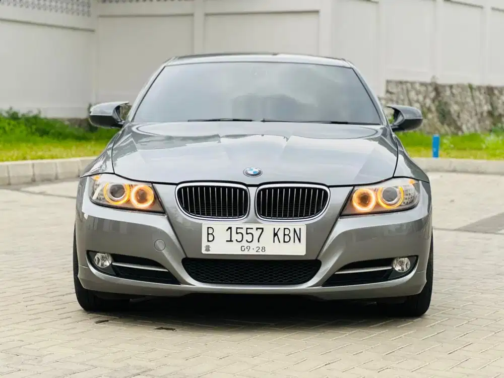 BMW 320i 2.0 E90 LCI AT Bensin 2012 Warna Abu-Abu Mobil Bagus