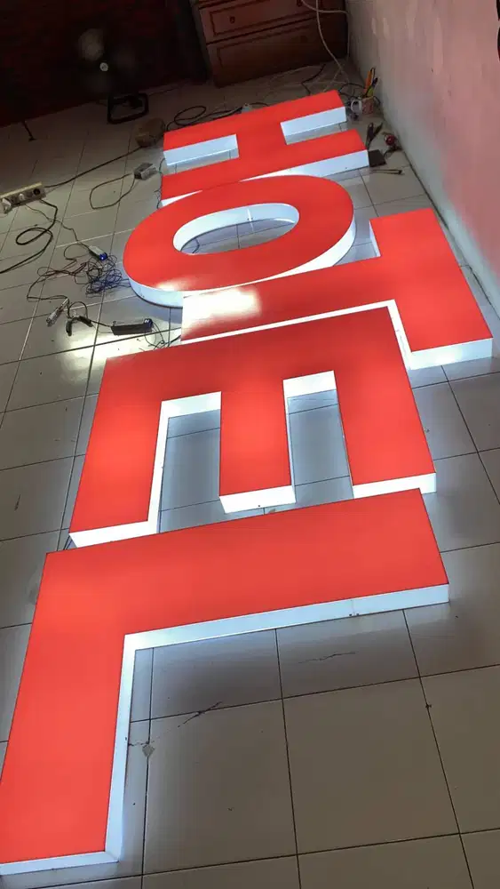 Huruf timbul akrilik lampu