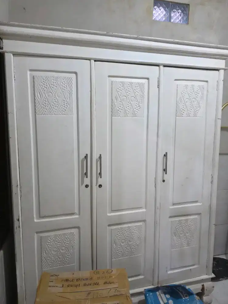 Di jual apa adanya lemari bekas