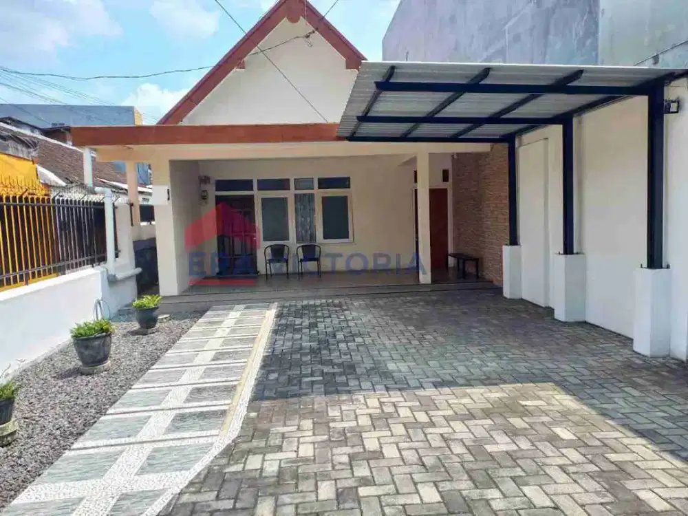 Dijual Rumah dengan Halaman Parkir Luas dekat Sekolah Cor Jesu, RSSA, Hotel dan Kantor Bank