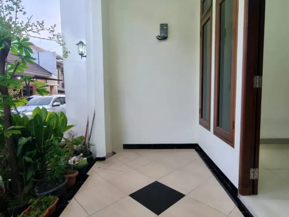 Dijual cepat  rumah luas 2 lantai di Komplek Limo Nempel Jaksel