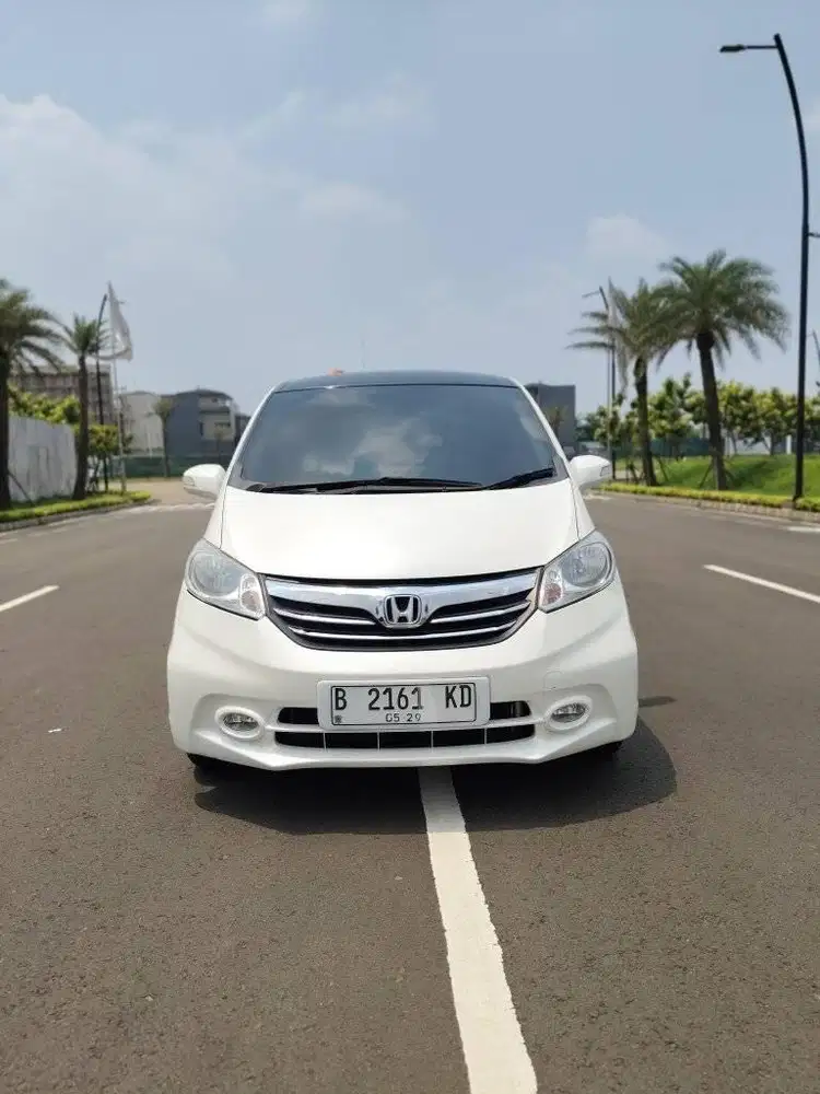 tdp 15 jt Honda Freed SD 2014 putih