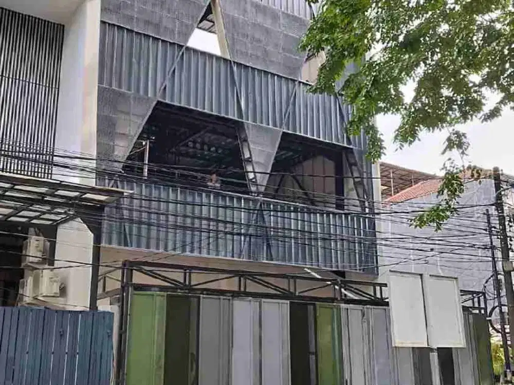 Gedung pinggir jalan bangunan baru di kelapa gading