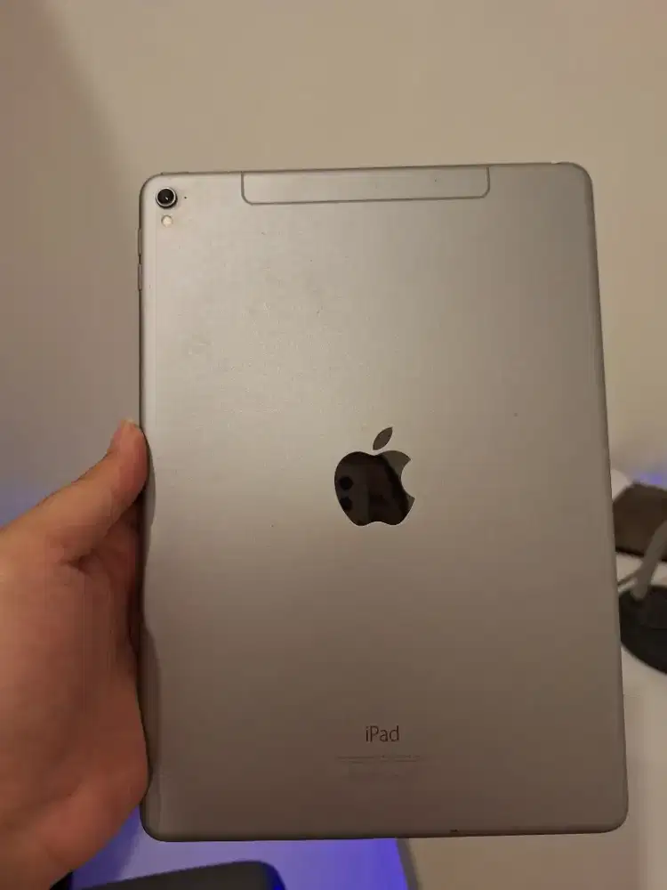 Mulus! Ipad Pro 9.7 128 GB Wifi + Kartu Sim