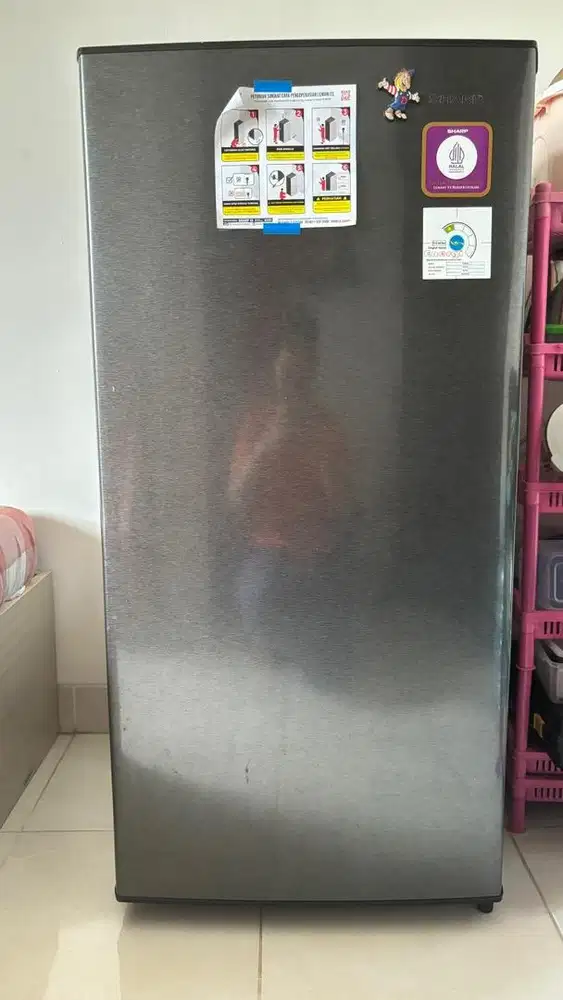 Jual Cepat Kulkas Sharp 1 Pintu + Free Kursi (di jual karena pindahan)