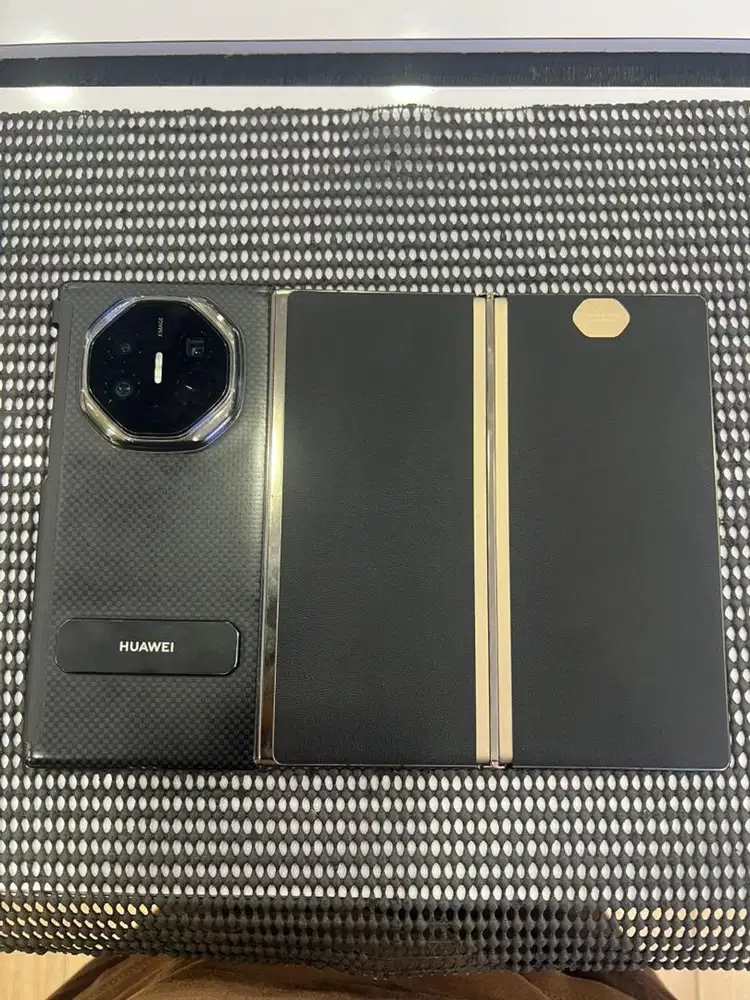 Huawei Mate XT (3Fold) black limited
