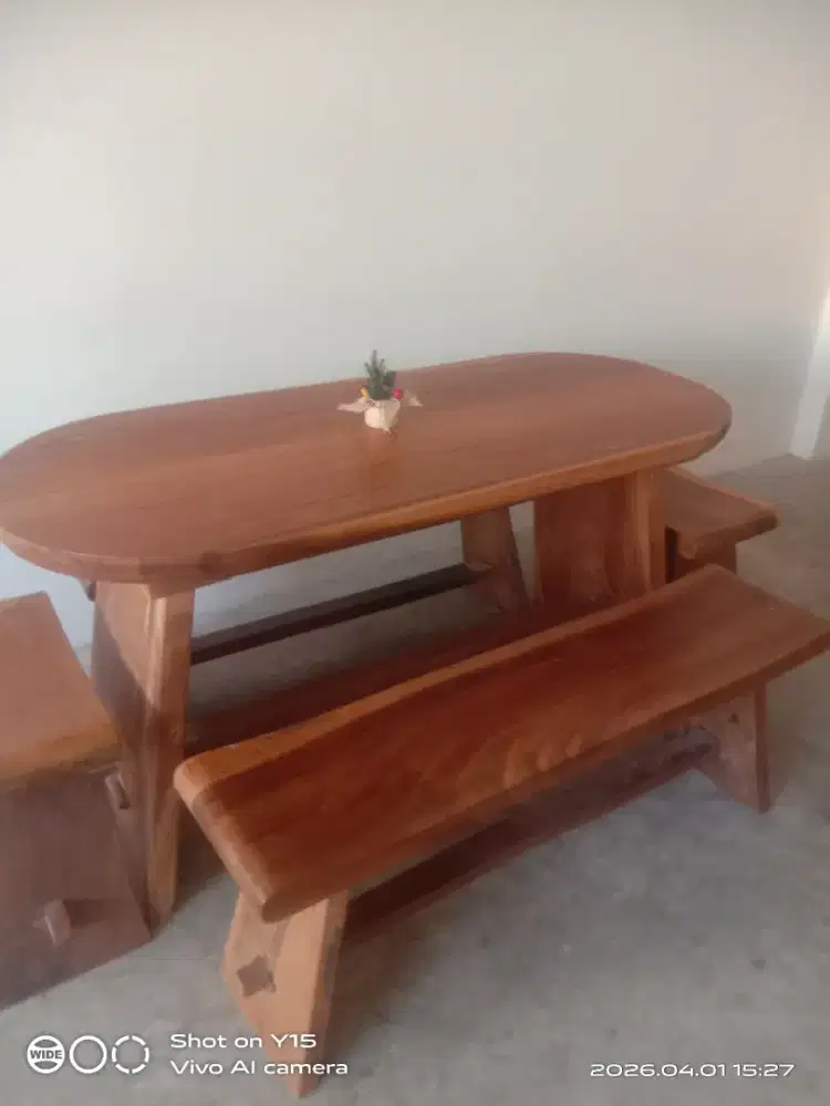 Jual meja meja kayu+empat kursi kayu kondisi mulus