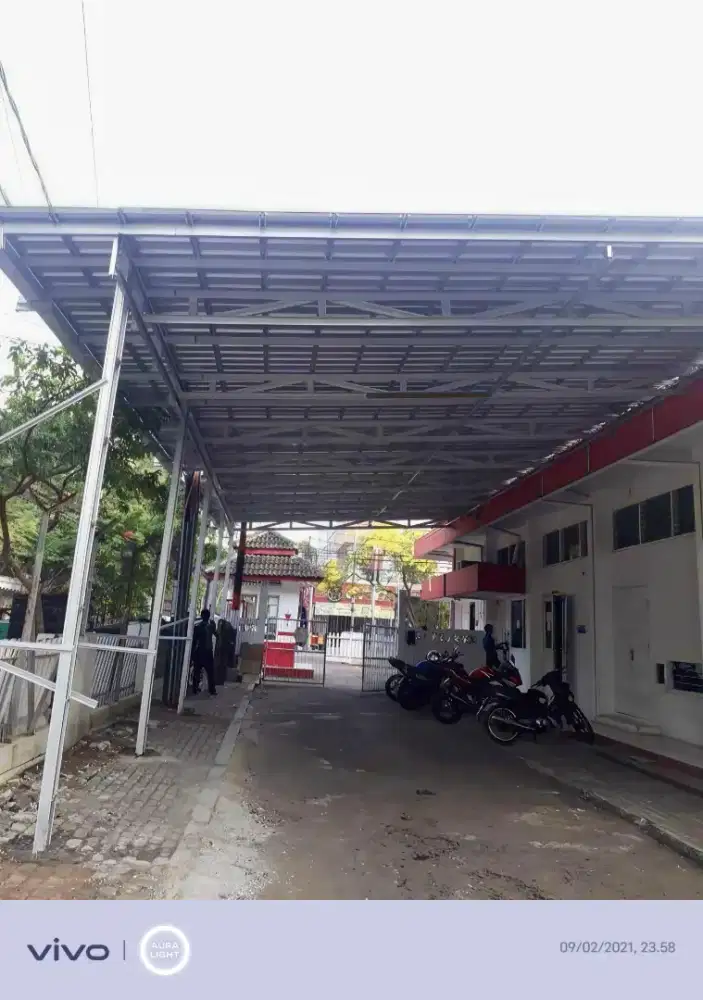 Tukang pasang baja ringan