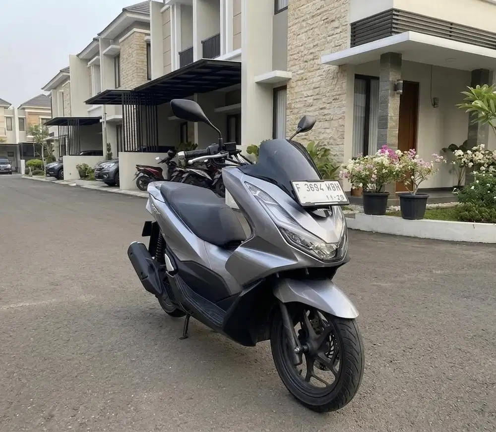 Motor honda pcx 160 silver matte tahun 2024