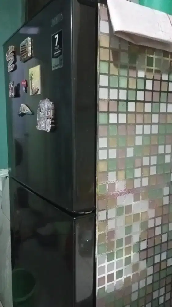 Kulkas 2 pintu merk Aqua