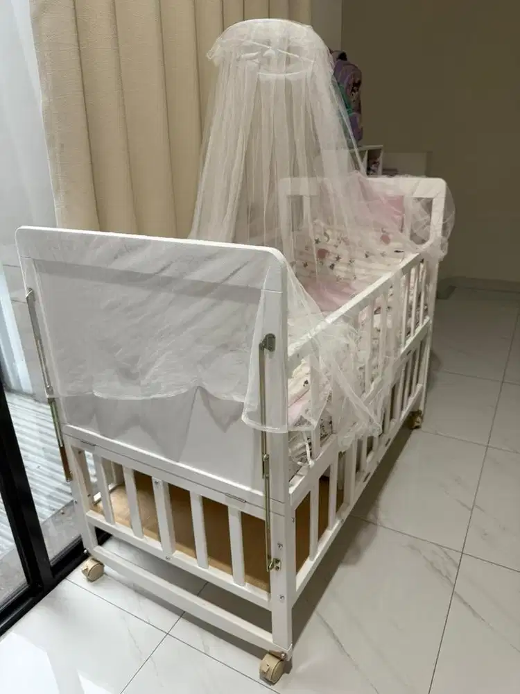 Ranjang bayi kayu solid