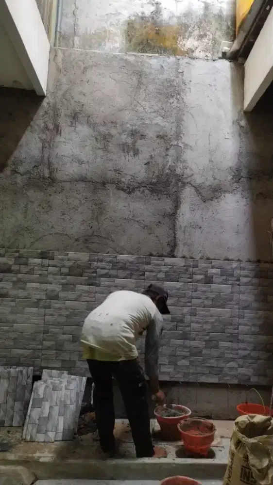 Tukang pasang kramik, dinding retak,  plafon pvc dan atap galfallum