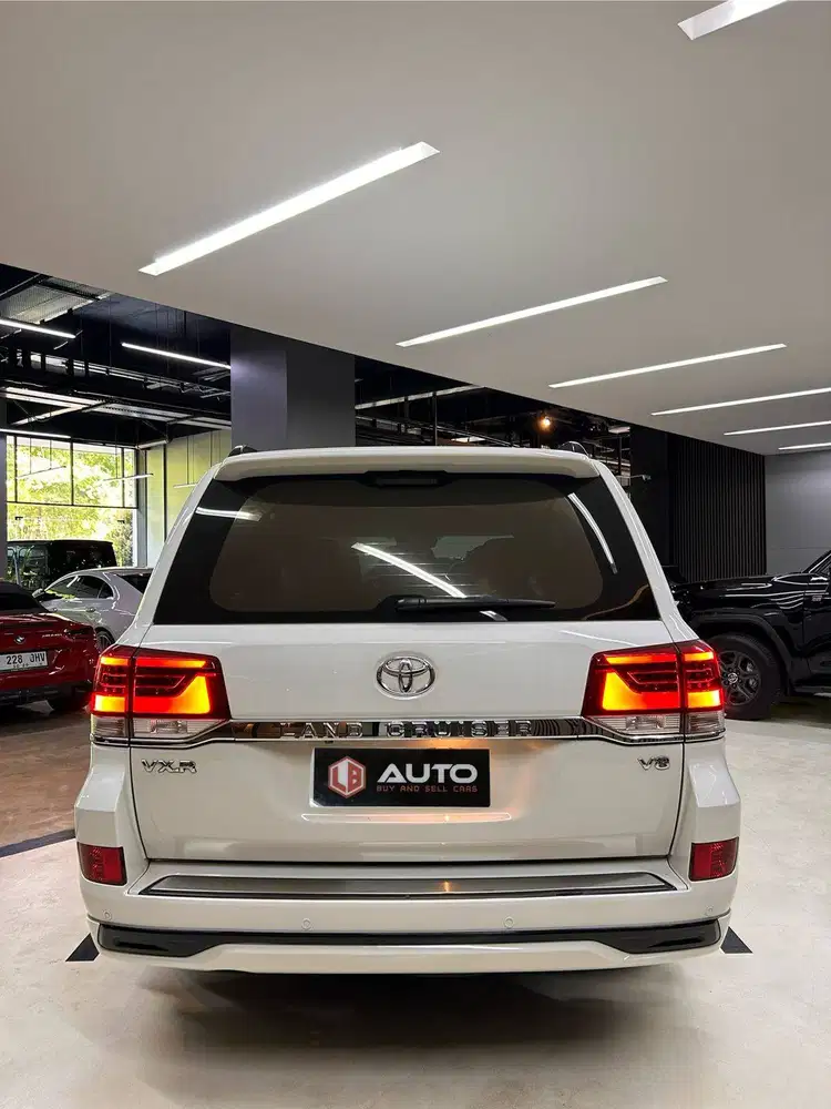Toyota Land Cruiser VXR Full Spec 2018 Putih LC LC200 Km74rb B1678SJZ