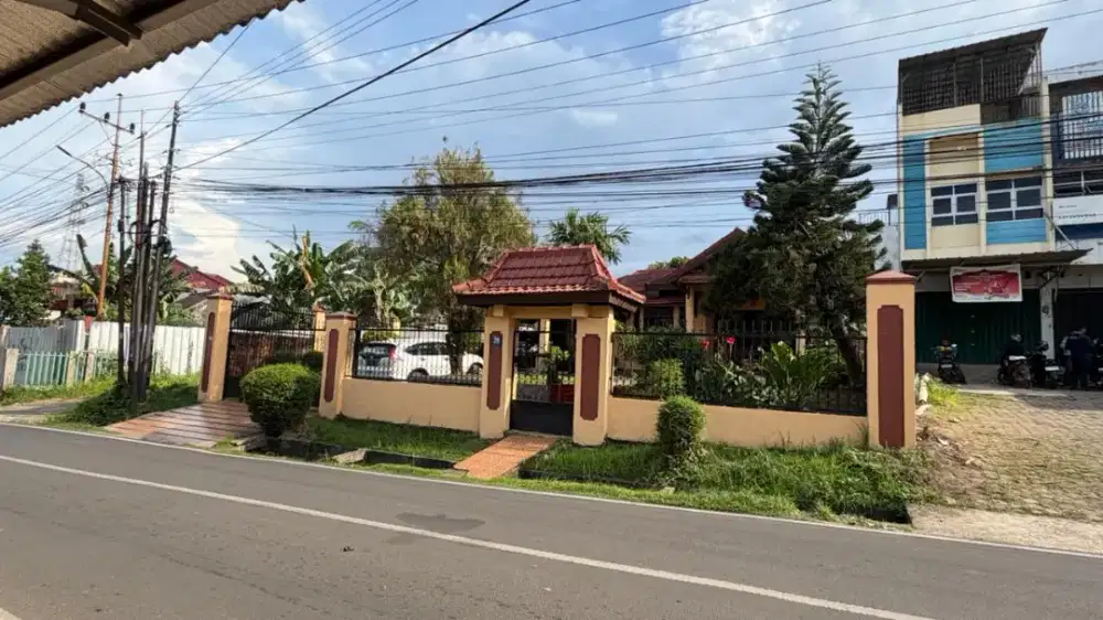 Dijual Rumah dengan halaman luas, posisi strategis di pinggir jalan