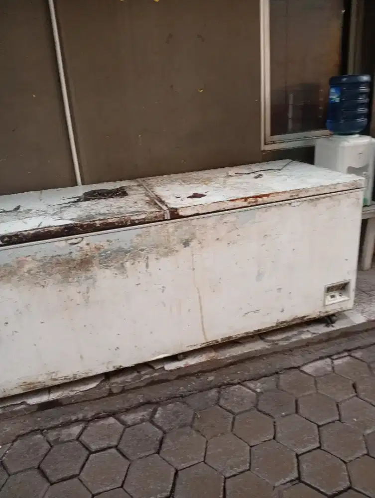 Freezer bekas merk DEA kondisi 40%