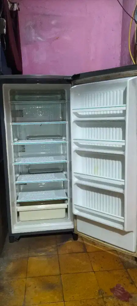 freeser kulkas 6 rak toshiba