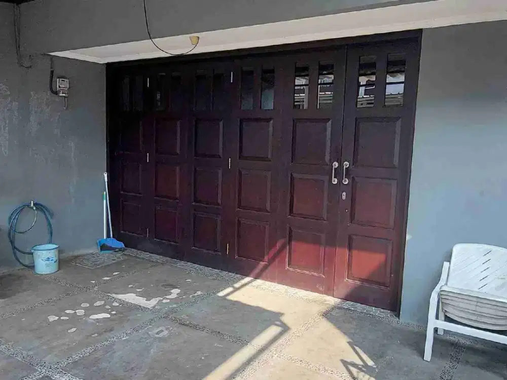 dijual rumah 3 lantai