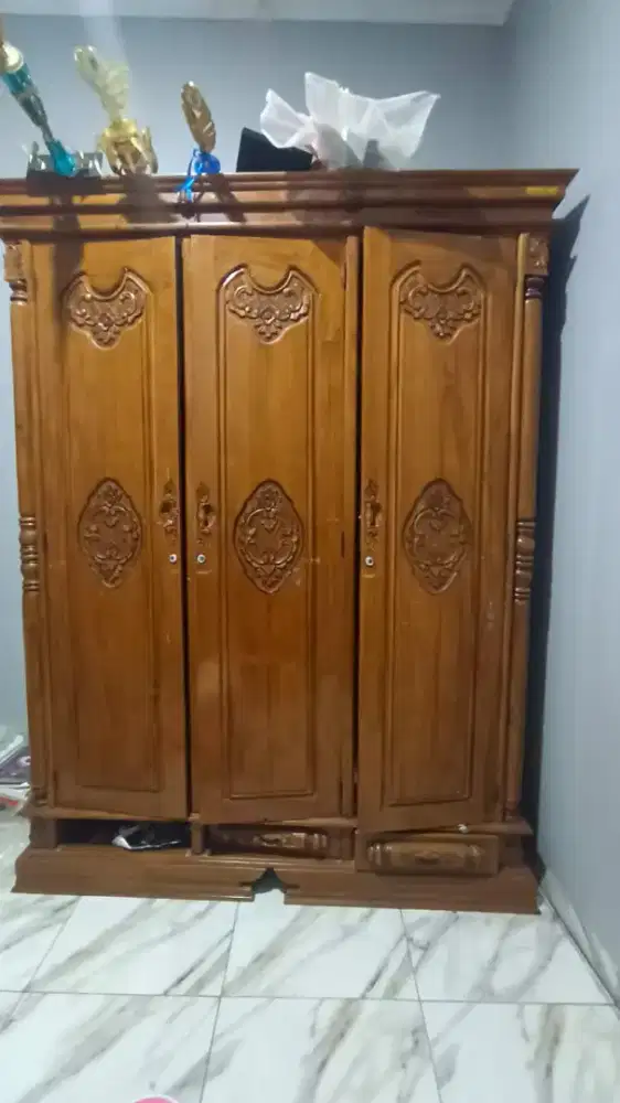 Dijual lemari jati belanda 3 pintu