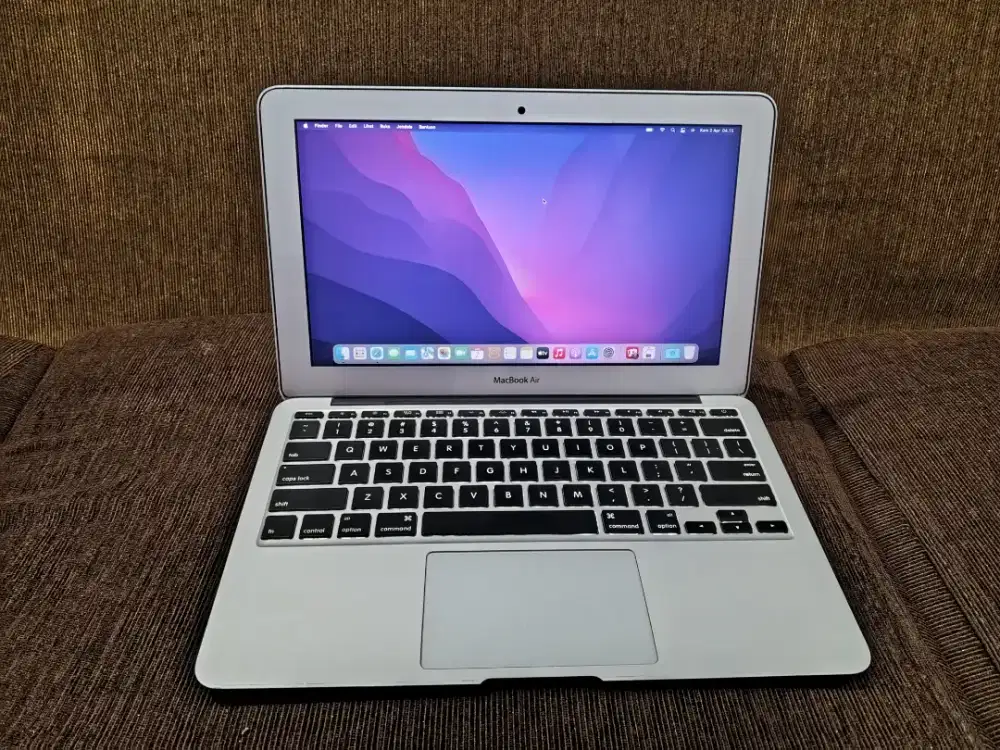 DIJUAL CEPAT MACBOOK AIR CORE I5 RAM 4 SSD 128 MASIH BAGUS NORMAL