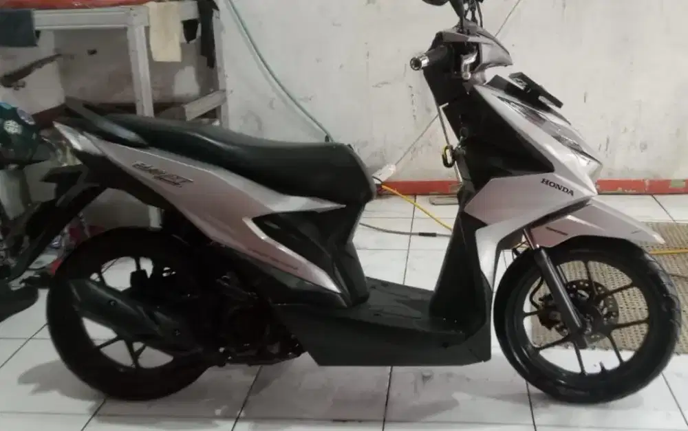 Jual Motor Beat Deluxe 2021 Silver pemakaian pribadi