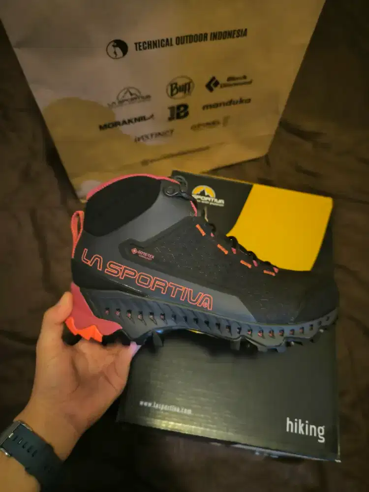Sepatu gunung la sportiva