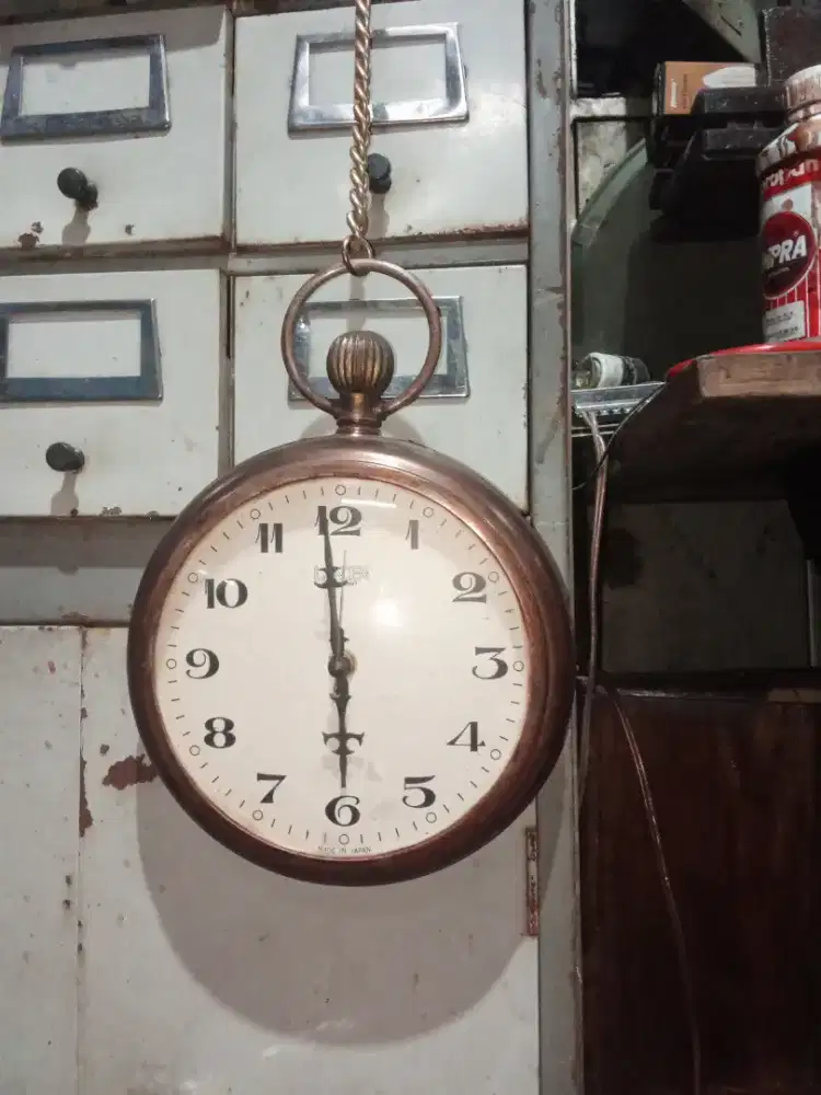 Jam dinding transistor