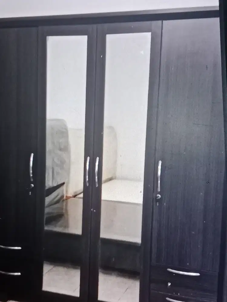 Jual cepat butuh uang sebuah lemari kayu 4 pintu