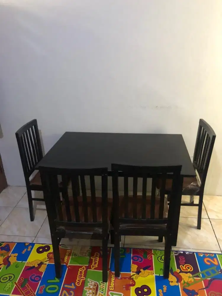 JUAL MEJA MAKAN KAYU 4 BANGKU MASIH BAGUS SEPERTI BARU HARGA 1.2 JUTA