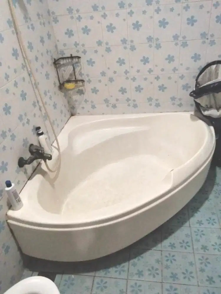 Bathtub tempat berendam di kamar mandi